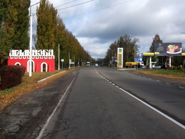 Щит 6x3,  ул. Декабристов, 402,  выезд из Василькова (справа перед знаком) 